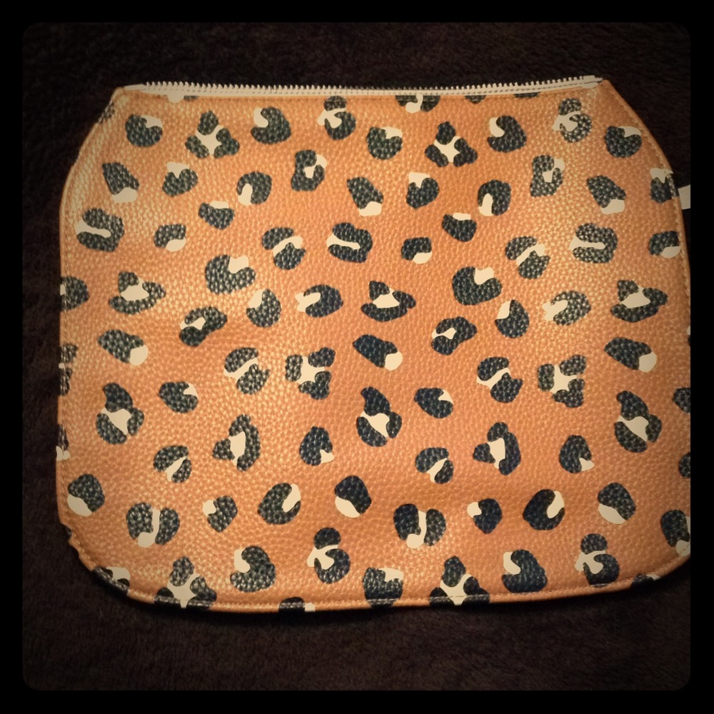 Studio ThirtyOne leopard print flap for purse